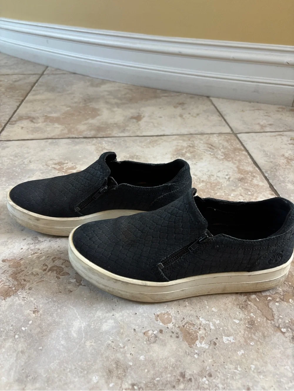 Timberland women’s Black Textured Slip-On Loafers - size 6